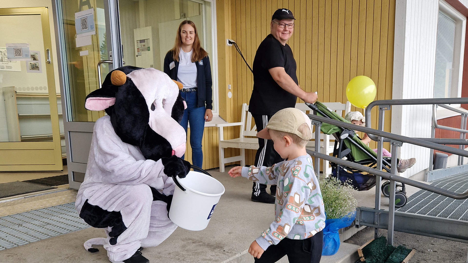 Kuvassa iloisia Yara tutuksi -tapahtuman kävijöitä ja Mila-maskotti